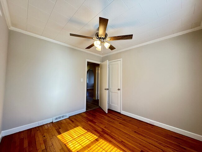 Building Photo - 2Bd/1Ba Fully Renovated 2024 House with Fe...