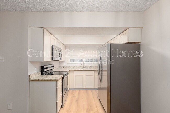 Building Photo - 12113 Greenway Ct