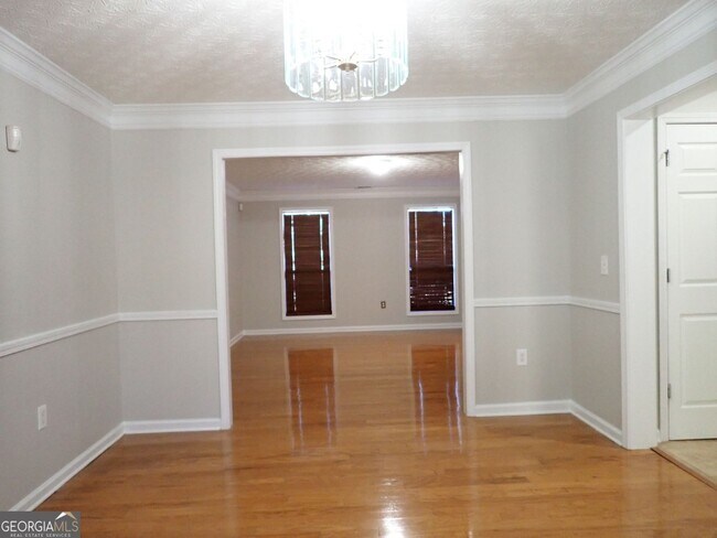 Building Photo - 827 Sinclair Way