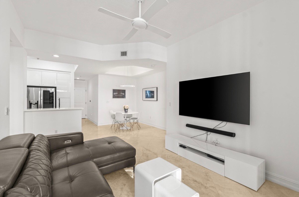 Building Photo - 701 S Olive Ave