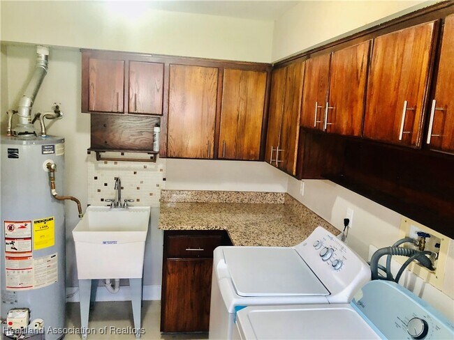 Building Photo - 4615 Lake Haven Blvd