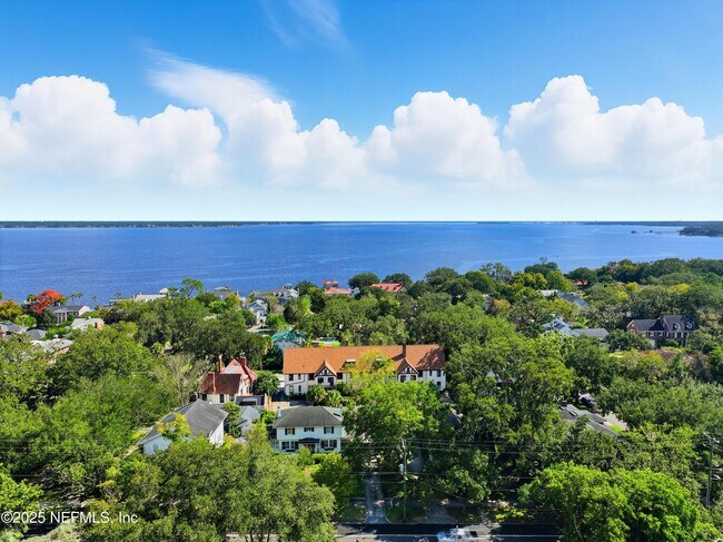 Building Photo - 3319 Pine St