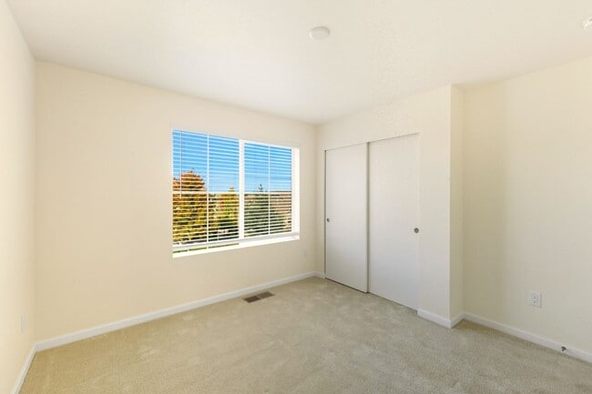 Building Photo - Bright and Airy 2 Bed 2.5 Bath Townhome in...