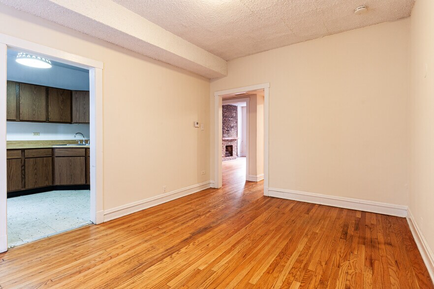 Building Photo - 3519 N Racine Ave