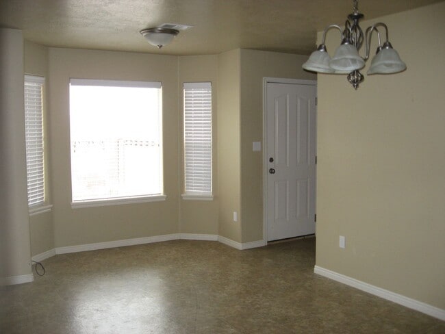 Building Photo - Spacious Home with Backyard