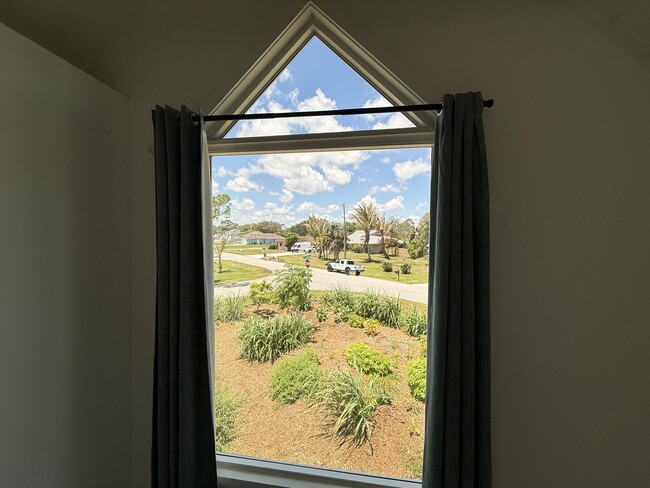 Building Photo - 5814 SE Orange Blossom Trail