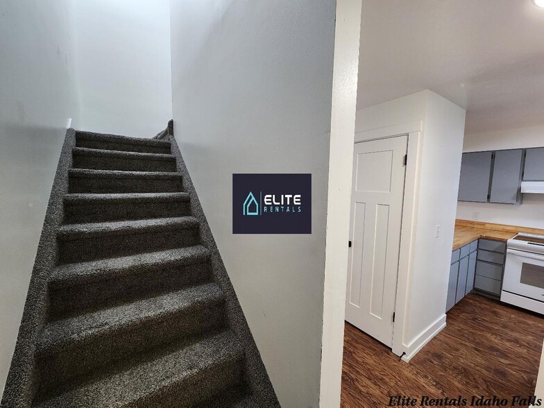 Building Photo - 1528 Falcon Dr
