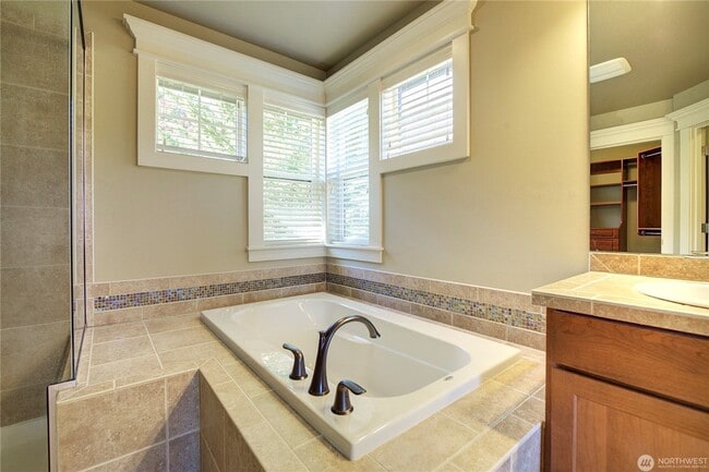 Building Photo - 3Bd/2.75Ba Issaquah Home