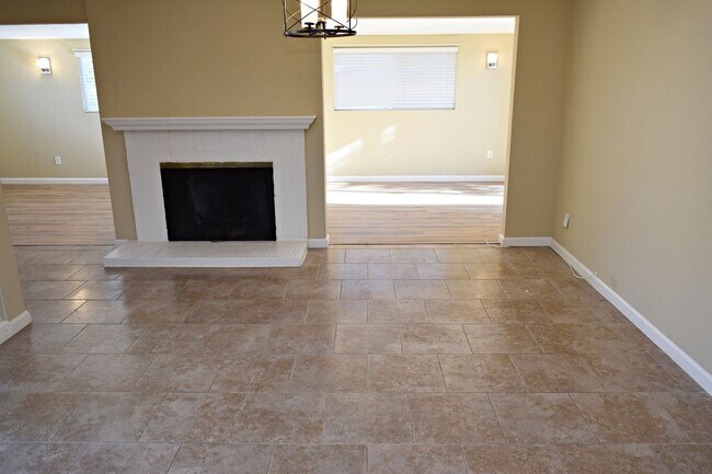 Building Photo - 3BR 2BA San Carlos Home - Vinyl Flooring, ...