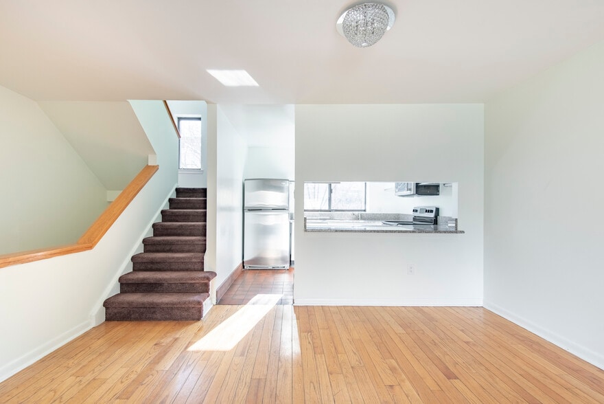 Building Photo - 327 Monroe St