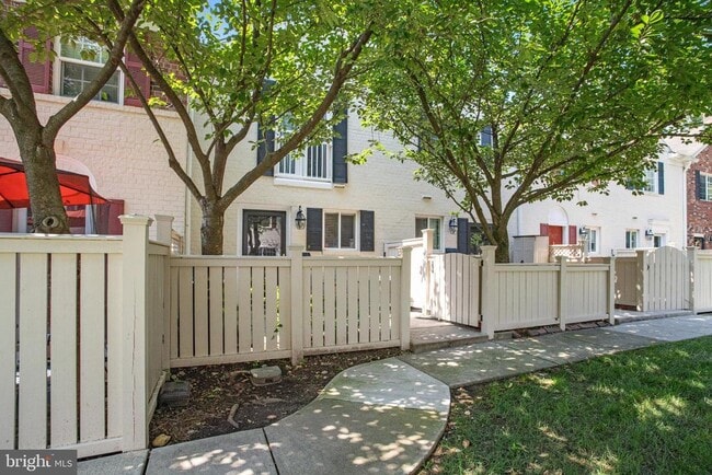 Building Photo - 1311 N Van Dorn St