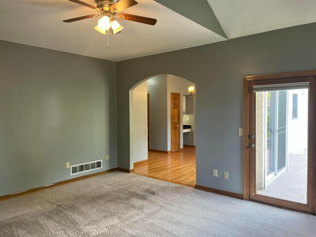 Building Photo - 1156 Lake Point Dr