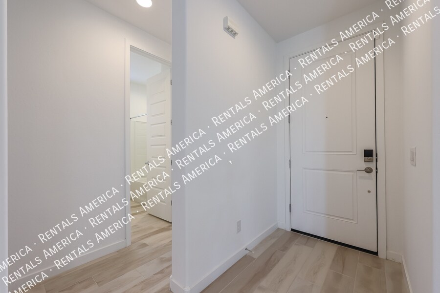Building Photo - 8907 W Solano Dr