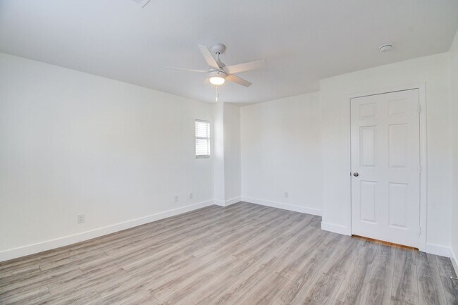 Building Photo - Great home with 4 bedrooms, 2.5 baths. New Floors Paint and Countertops.