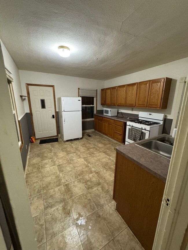 Building Photo - 117 E Hibbing Ave