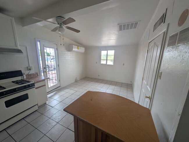 Building Photo - Cute 1 Bedroom 1 Bath Home