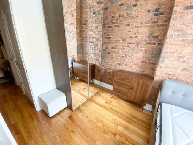 Building Photo - Bushwick Exposed brick, 23 mins to Manhatt...
