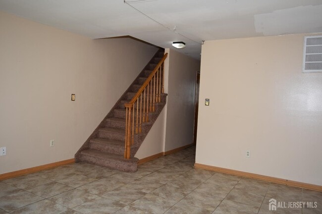 Building Photo - 172 Roosevelt Ave