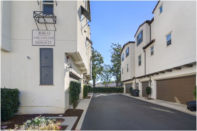 Building Photo - Townhome in Trabuco Canyon!