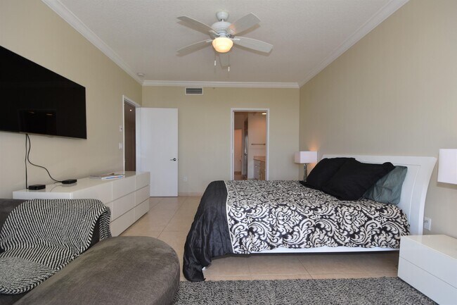 Building Photo - 707 Crandon Blvd