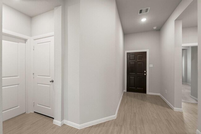 Building Photo - 30839 Boxwood Dr
