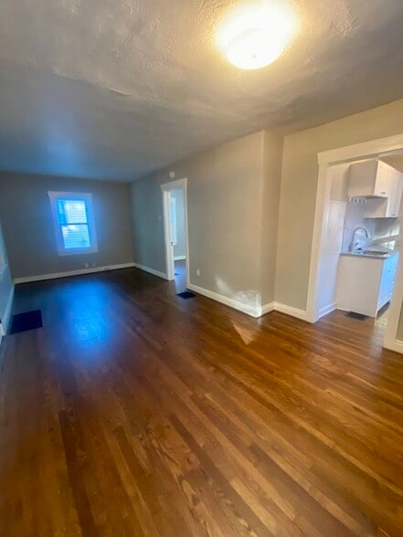 Building Photo - 810 W 77th St