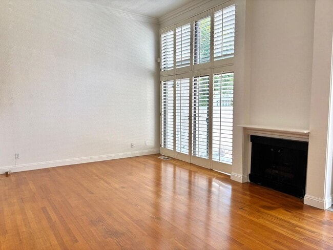Building Photo - Welcome to this stunning 2 bedroom 2.5 bat...