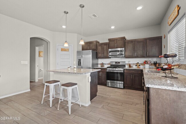 Building Photo - 956 Clapham St