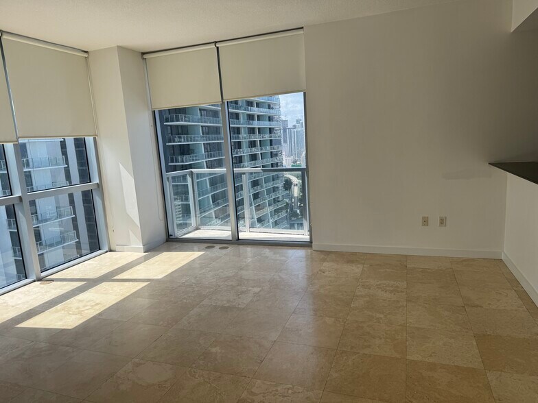 Building Photo - 1060 Brickell Ave