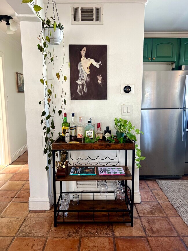 2Bedroom/2Bath - Option for furnished or Furnished - 33 S Venice Blvd
