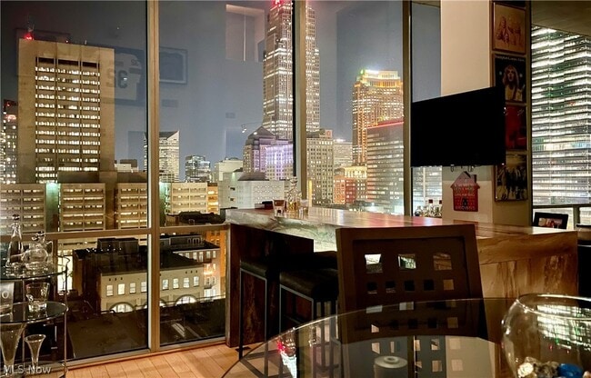 Building Photo - 701 W Lakeside Ave