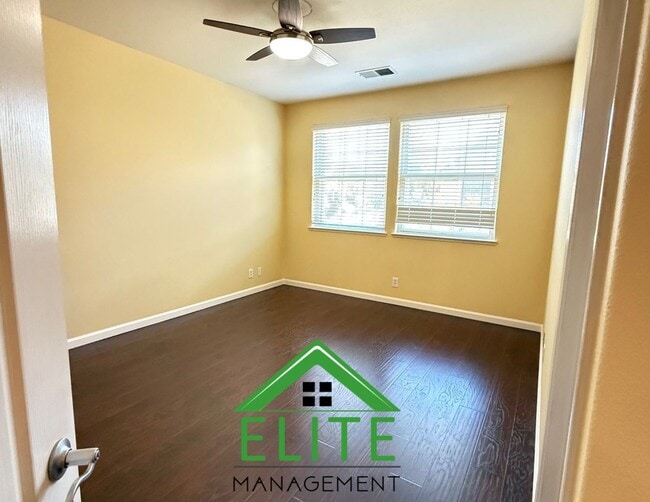 Building Photo - **Spacious and Updated Townhome in Desirab...