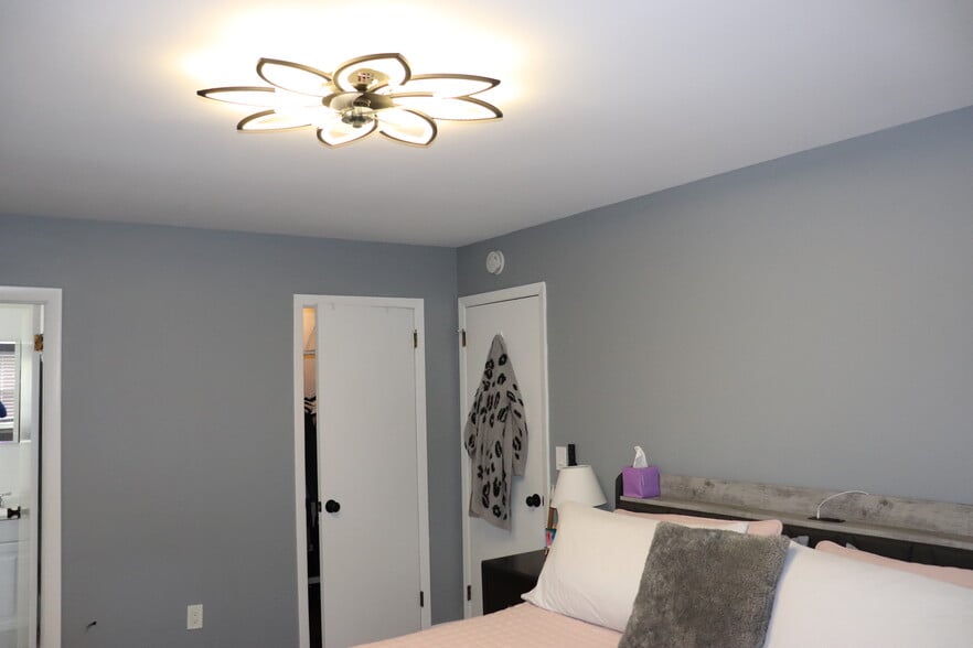 Building Photo - 442 Surrey Ln