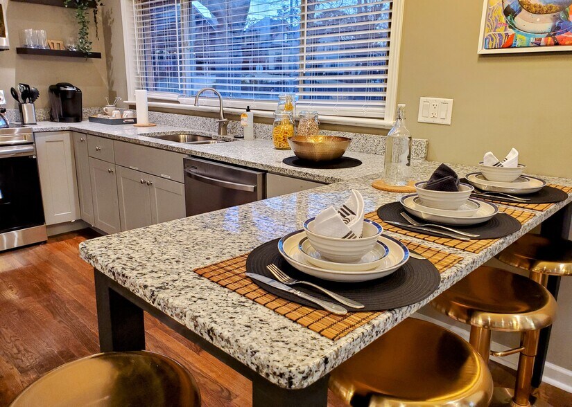 Dining area - 3453 Pierce St