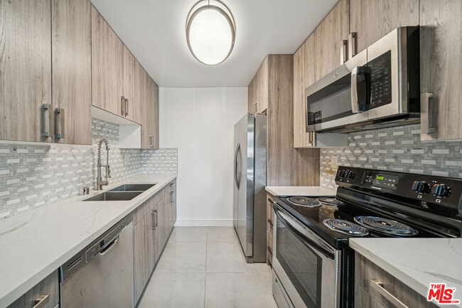 Building Photo - 7545 Hampton Ave