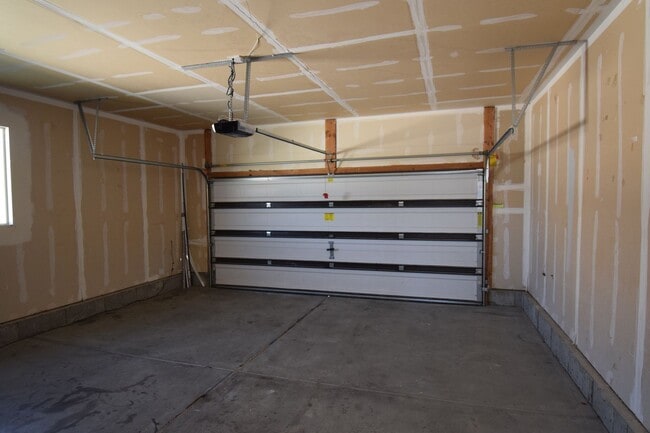 Building Photo - Newly Remodeled Magna Gem with New Appliances & Easy Freeway Access!!
