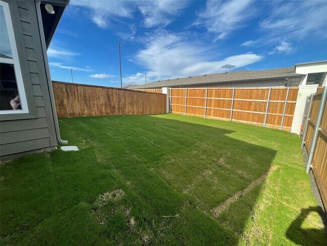 Building Photo - 2829 Peony Dr
