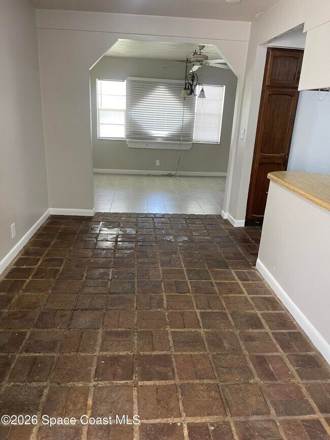 Building Photo - 1400 Hillcrest Dr