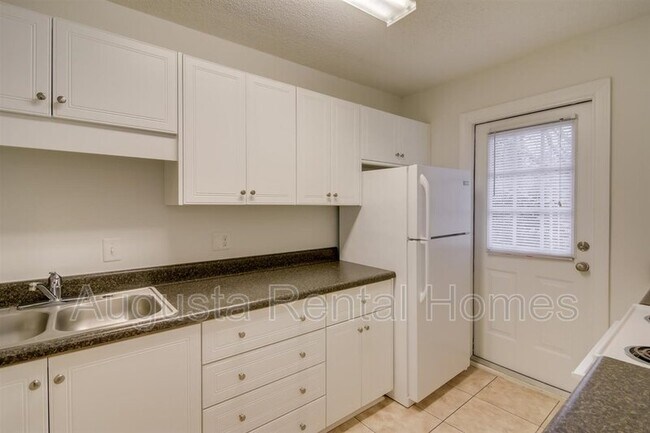 Building Photo - 2905 Arrowhead Dr