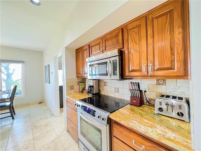 Building Photo - 1707 Clubhouse Hill Dr