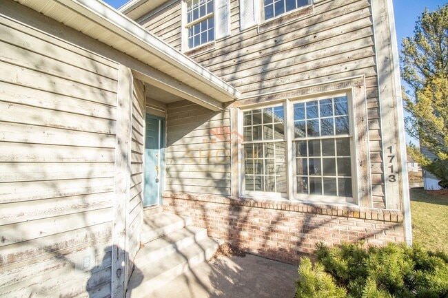 Building Photo - LARGE CONDO UNIT CLOSE TO CAMPUS - Available mid June