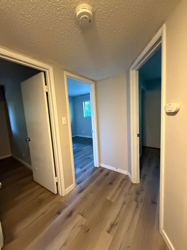 Building Photo - 3 bedroom 1 bath duplex