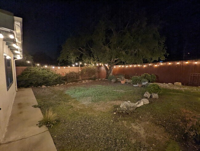 Building Photo - Spacious three bedroom one and half bath house in Sunland!