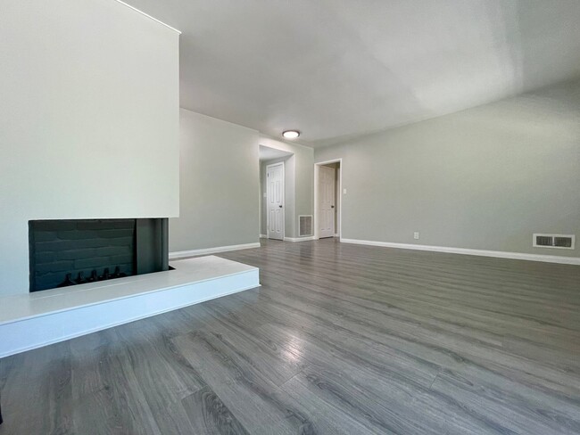 Building Photo - Remodeled 3 Bedroom + 2 Bath Property in R...