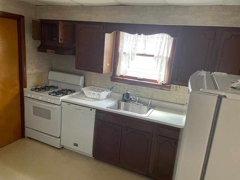 Kitchen - 622 Copeland St