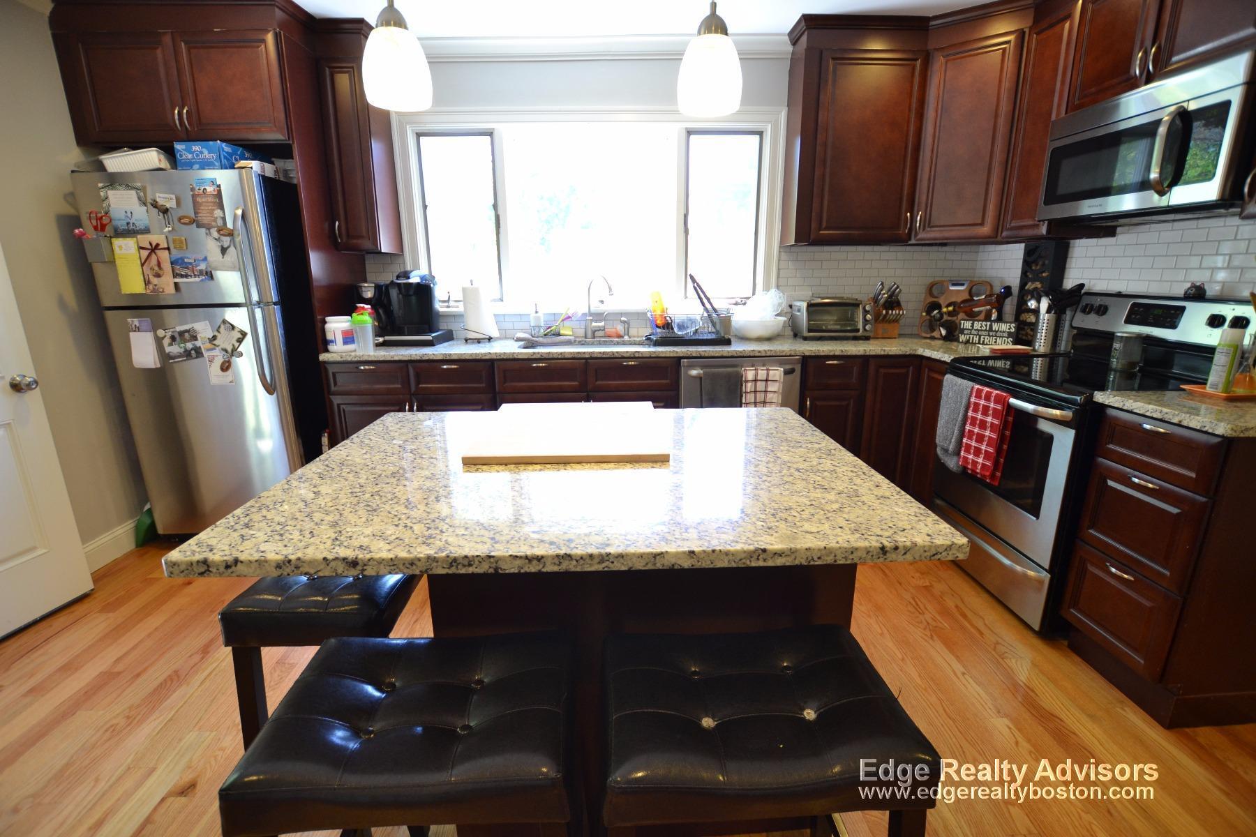 Building Photo - 33 Bigelow St