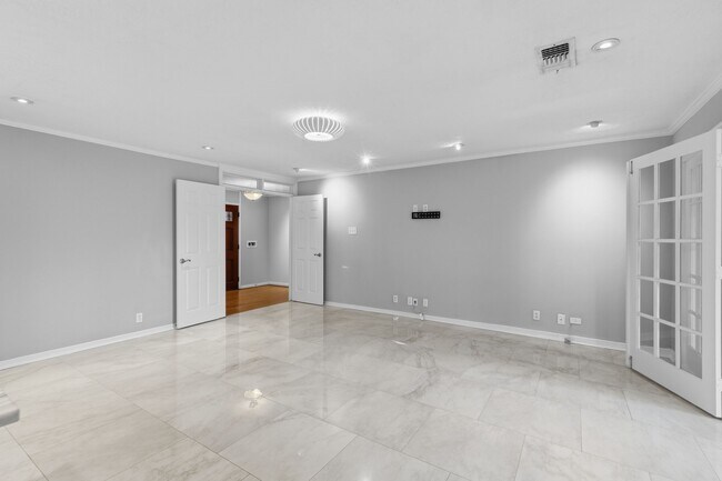 Building Photo - 3338 Prospect St