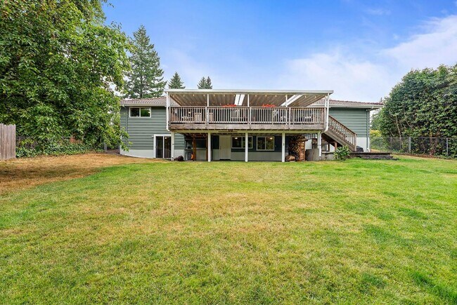 Building Photo - Spacious 4 Bed Lakewood Home w/ 2 Kitchens...