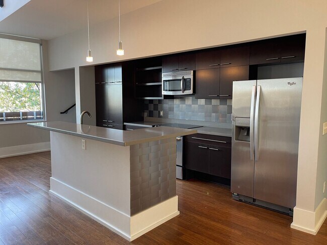 Building Photo - Contemporary Townhome East side of Downtow...