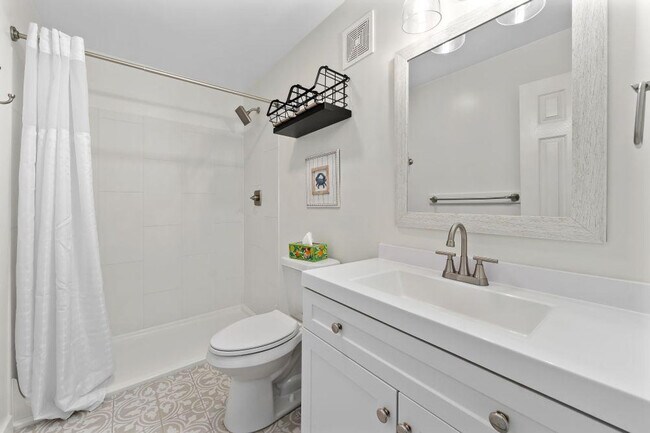 Building Photo - 1118 W Beach Blvd